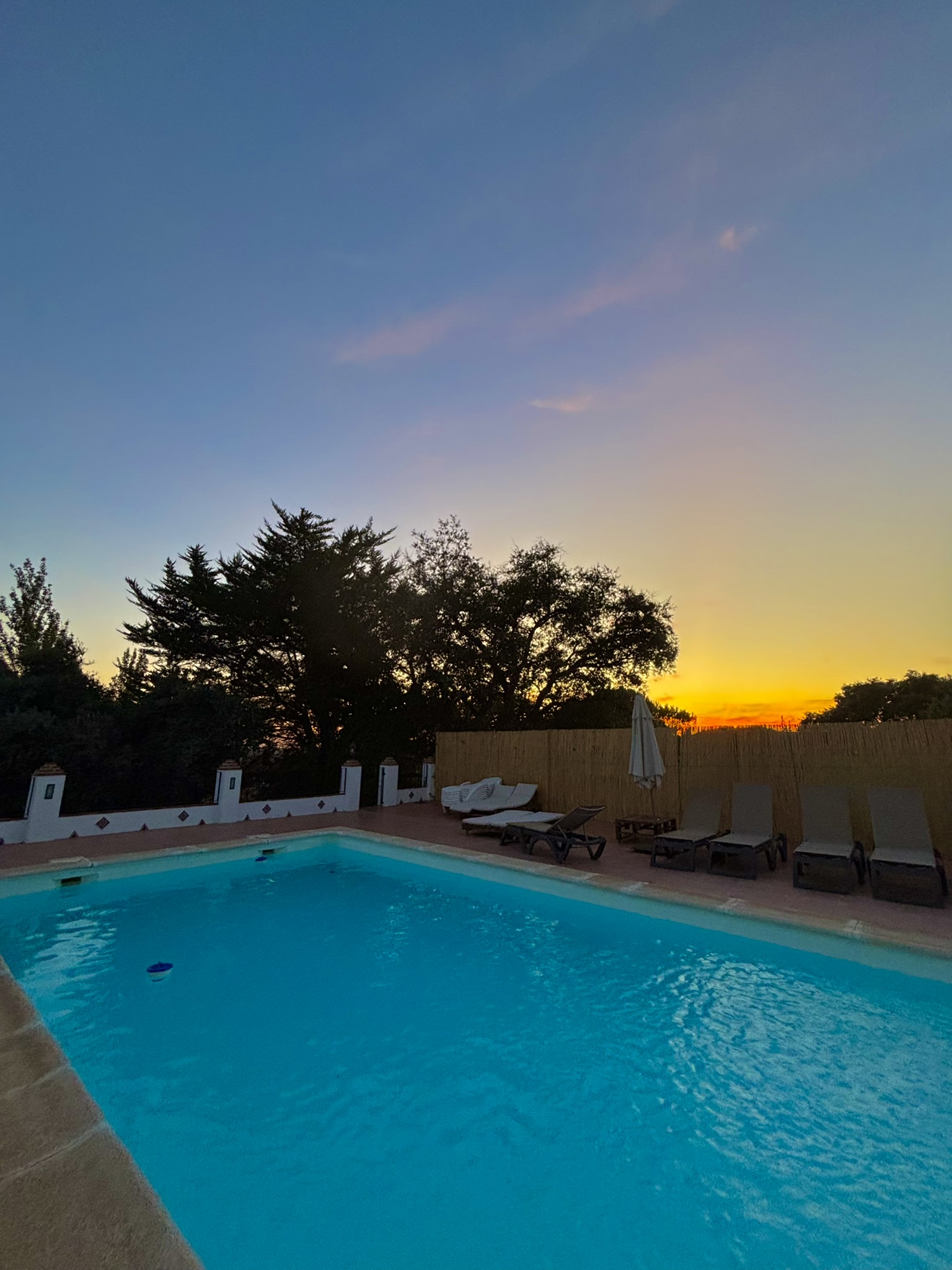 Atardecer en la piscina de Villa Amigo