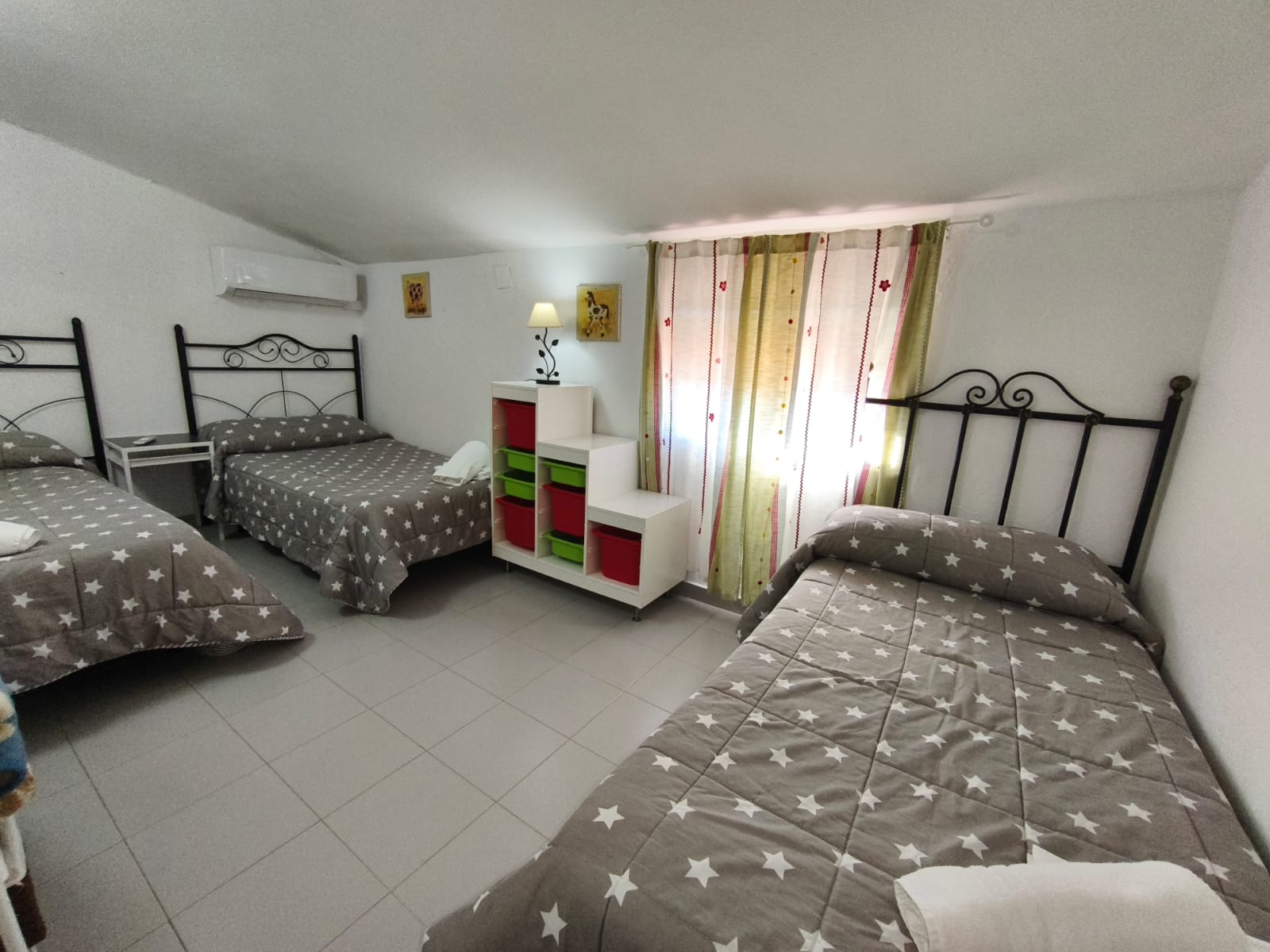 Habitación gris de la Casa 2