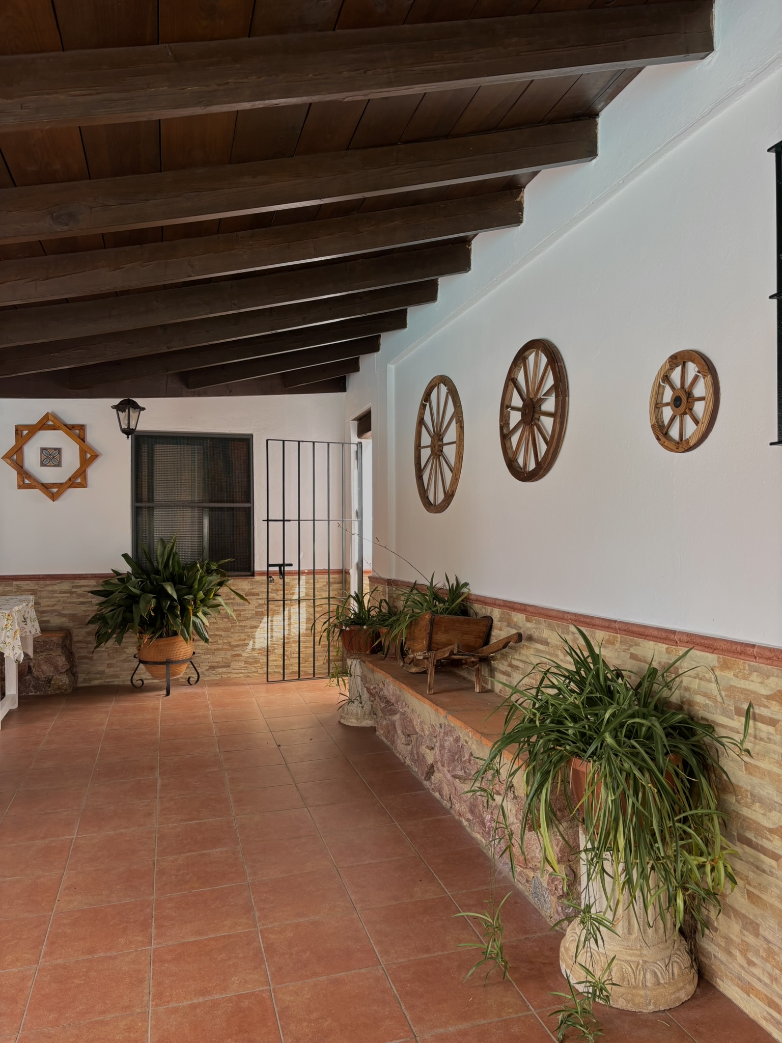 Pasillo y porche de Villa Amigo