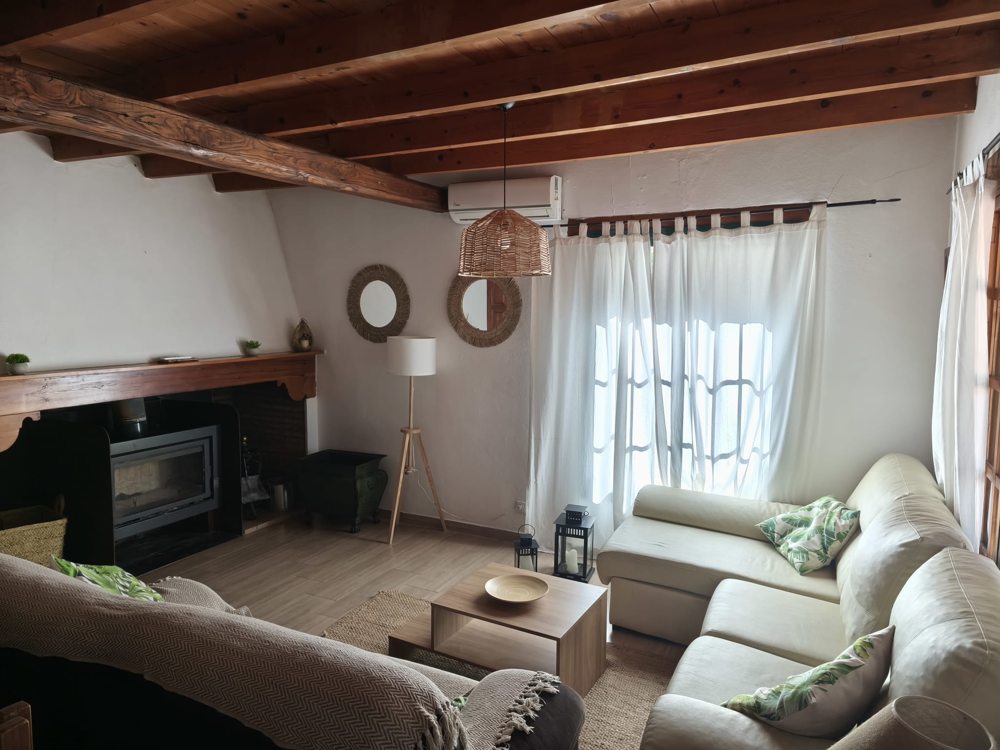 Salón con actividades de la Casa 1